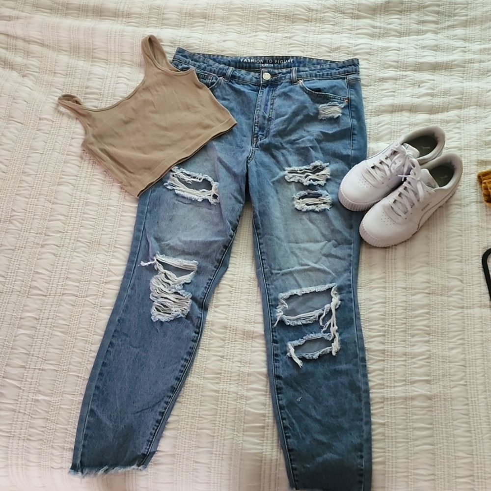 New without tags Fashion to Figure cropped Mom Jean